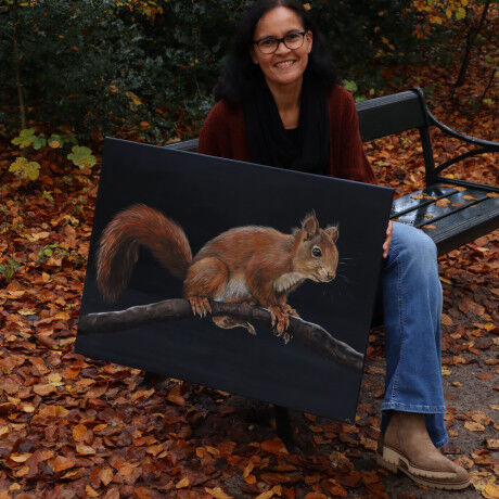 Corrie Stok met haar schilderij van een eekhoorn
